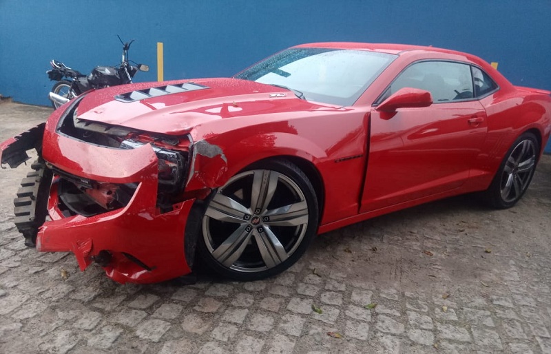 Motorista de Camaro bate em motocicleta no Bela Vista em Teixeira e foge: Veículo é abandonado logo depois