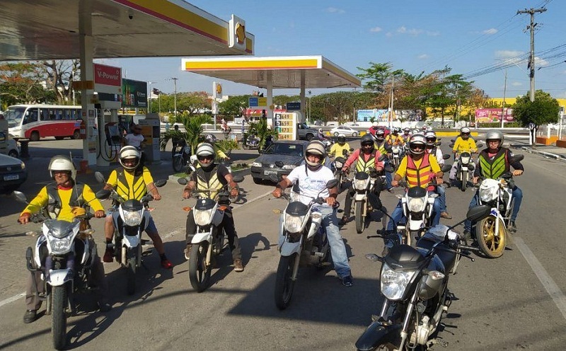 Protesto de colegas pede justiça pela morte de mototaxista em Eunápolis