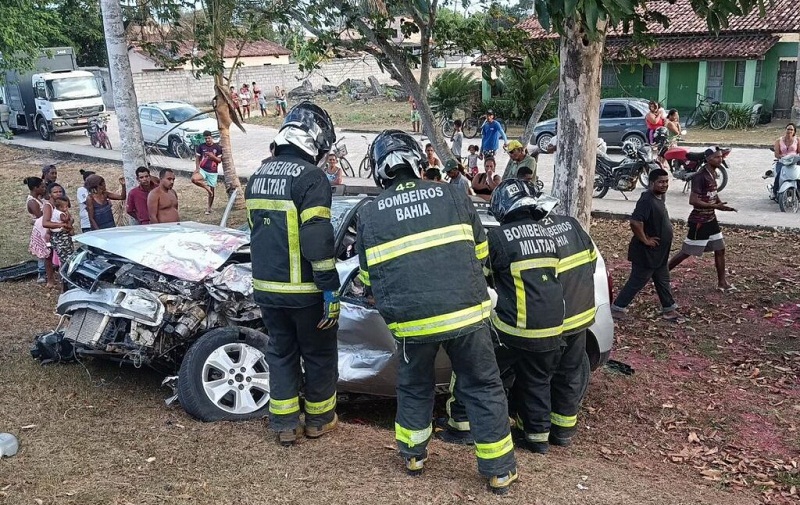 Casal é resgatado de carro retorcido após colisão com caminhão na BR-367