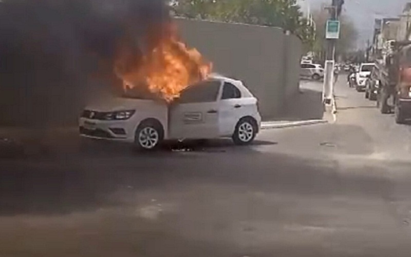 Carro pega fogo e fica destruído em avenida no centro de Eunápolis