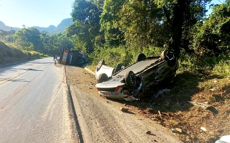 Motorista de Cegonha fica gravemente ferido após tombar caminhão na BR-101 em Itamaraju