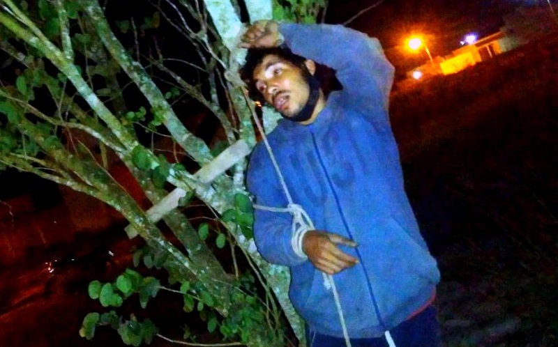 Moradores amarram ladrão em árvore até a chegada da polícia 