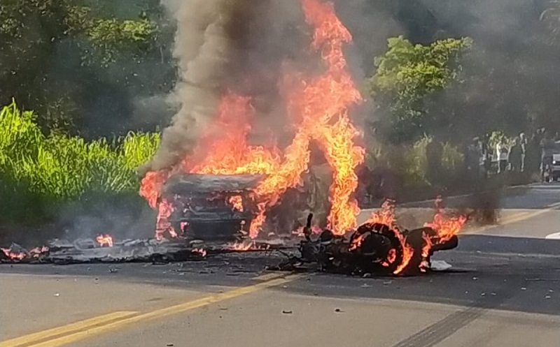 Teixeirense morre após colisão entre moto e carro na BR 101 na Curva da Tarifa: Veículos pegam fogo