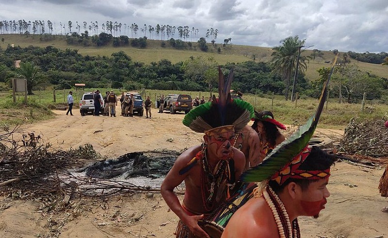 Confronto em fazenda ocupada resulta em indígena baleado na região da terra de Barra Velha