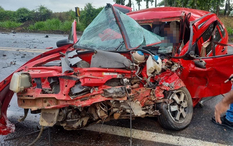 Acidente entre dois veículos deixa motorista ferido na BR 101: Vítima foi socorrida ao Hospital Municipal de Itamaraju