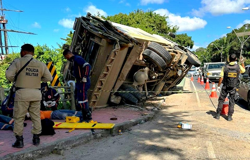 Acidente com caminhão de coleta de lixo deixa dois trabalhadores feridos em Porto Seguro