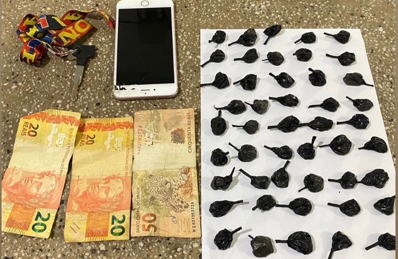 Motociclista é preso pela PM com drogas e dinheiro em via pública do Bairro Arco Verde em Teixeira