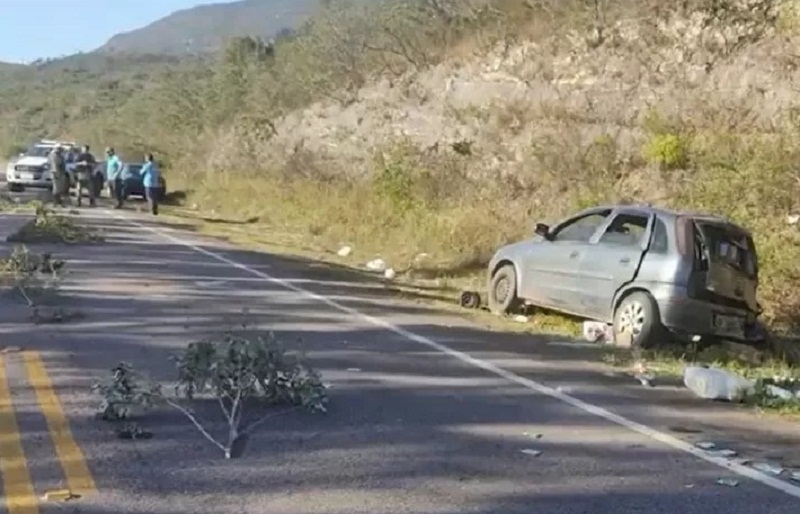 Três pessoas morrem após colisão entre carro e moto