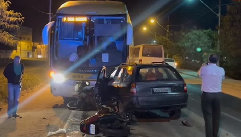 Eunápolis: ônibus é atingido de frente por três veículos na zona urbana