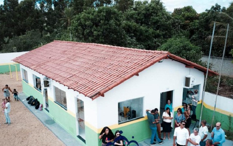 Prefeito de Vereda reforma e moderniza a Escola Eujácio Simões: Ônibus Zero Km e um trator são entregues à comunidade