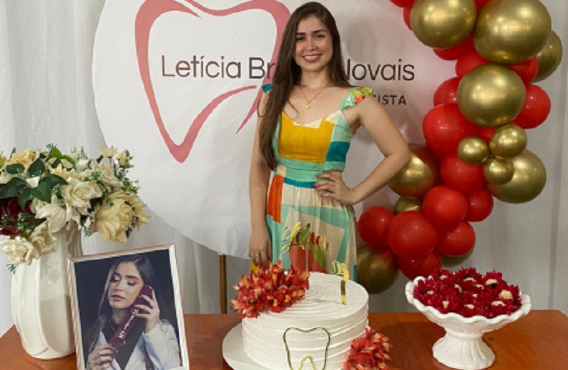 Familiares e amigos celebram a formatura em Odotonlogia de Leticia Bravin Novais em Medeiros Neto