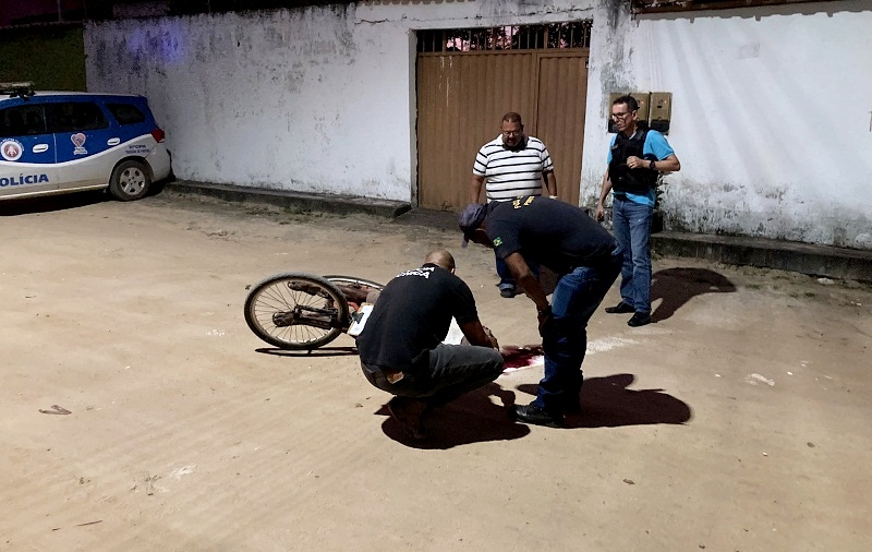 Tiros: Homem é assassinado a tiros enquanto trafegava de bicicleta em via pública no Tancredo Neves em Teixeira