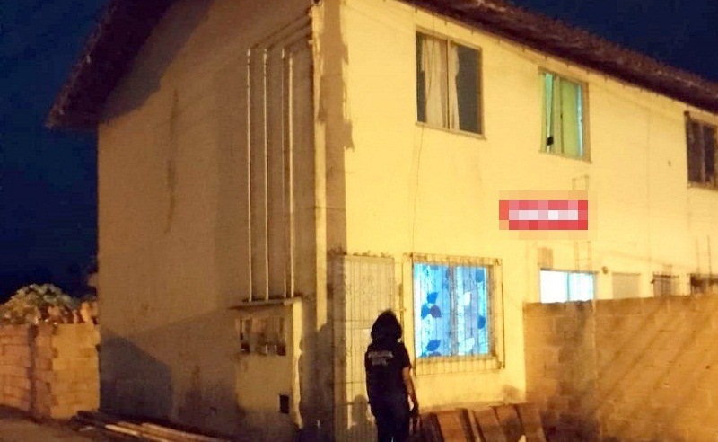 Mulher morre após cair do 1º andar de prédio em Porto Seguro; marido é preso e nega crime