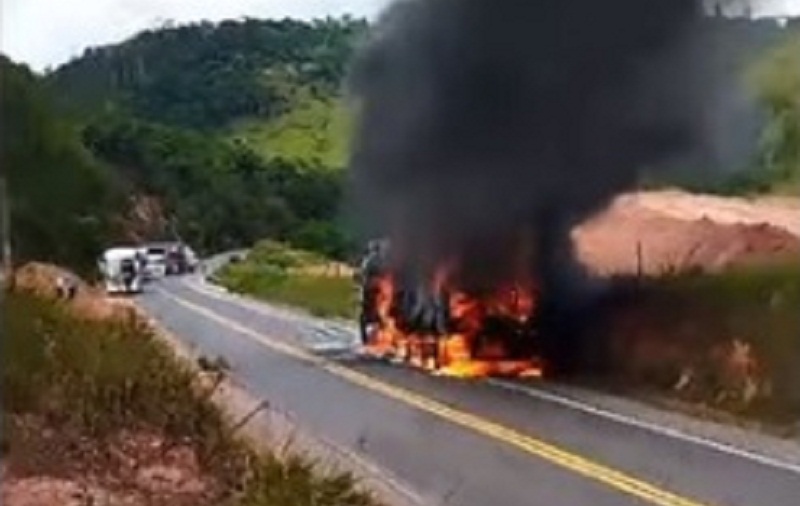 Itabela: carreta pega fogo e motorista sai antes de veículo ficar destruído