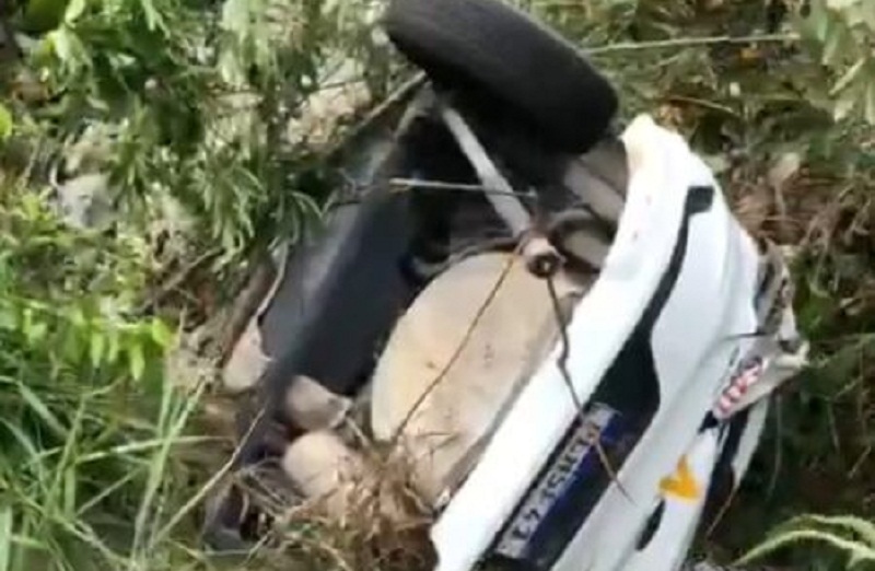 Portro Seguro: carro capota em rodovia após ser fechado por carreta