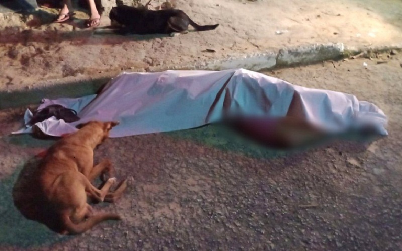 Cão permanece ao lado do corpo de homem morto após discussão em Eunápolis