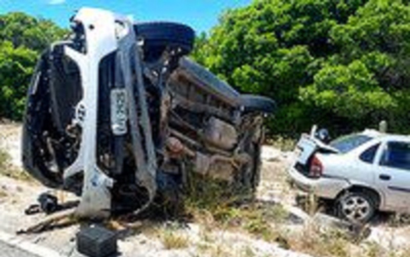 Colisão entre dois carros mata casal na BA-001 em Santa Cruz Cabrália