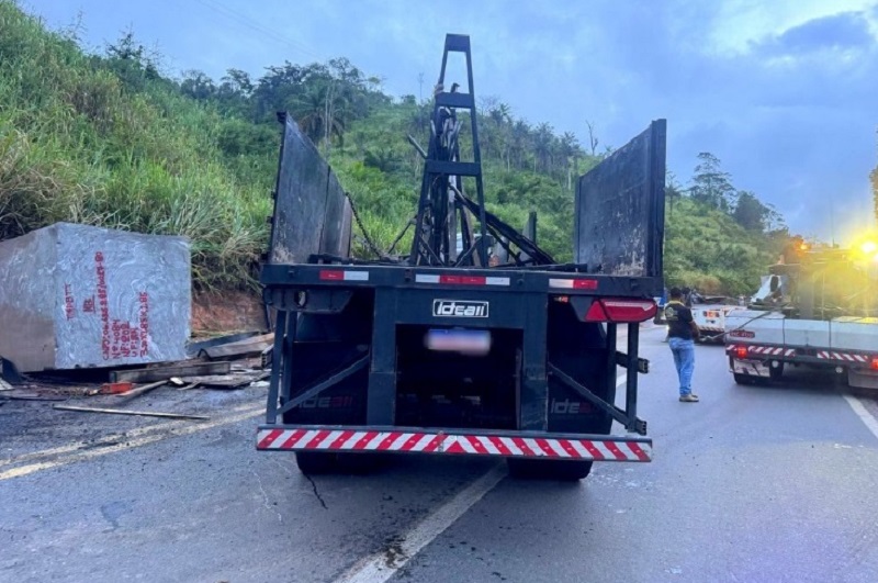 Caminhão carregado com granito tomba, bloqueia BR-101 e deixa um morto em Itabela