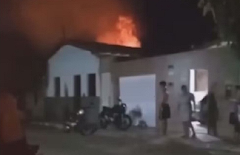 Celular explode e casa pega fogo na Bahia; imóvel ficou destruído