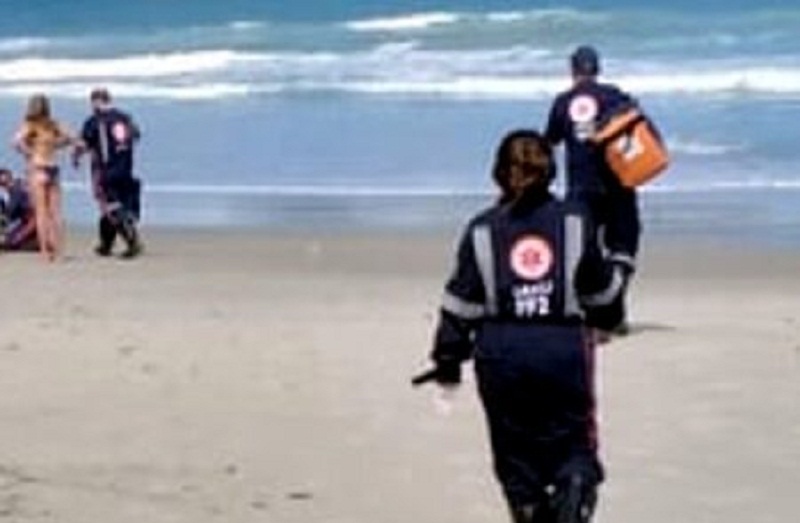 Turista de Belo Horizonte morre após passar mal em praia de Arraial d’Ajuda