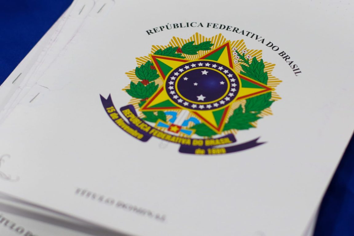 Prefeitura de Teixeira de Freitas entrega títulos dominiais e garante segurança jurídica a moradores de Colina Verde, Liberda