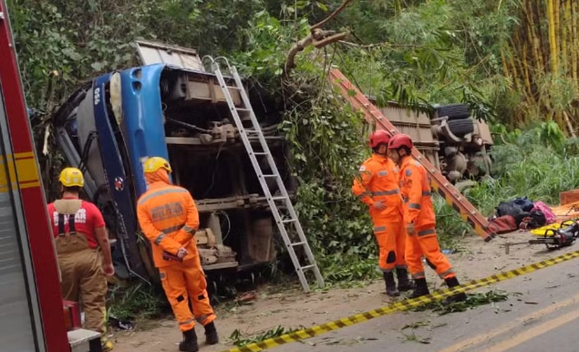 Capotamento de Ônibus em Rodovia de Minas Gerais Deixa Sete Mortos e Vários Feridos