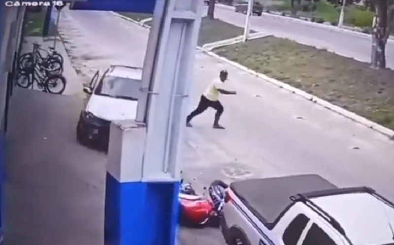 Vídeo: Motorista escapa de assalto e sequestro em Teixeira de Freitas