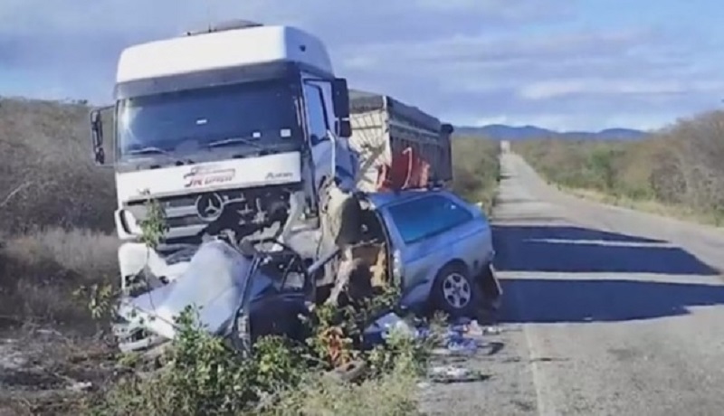 Duas pessoas morrem após carro bater de frente com caminhão em rodovia; veículo ficou destruído com o impacto