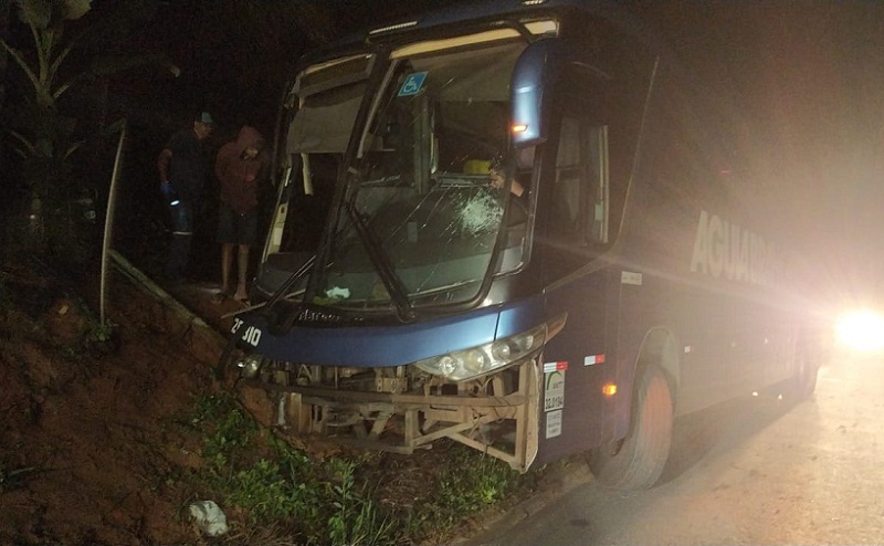 Três feridos após saída de pista com ônibus da Viação Águia Branca na BR-101 em Teixeira de Freitas